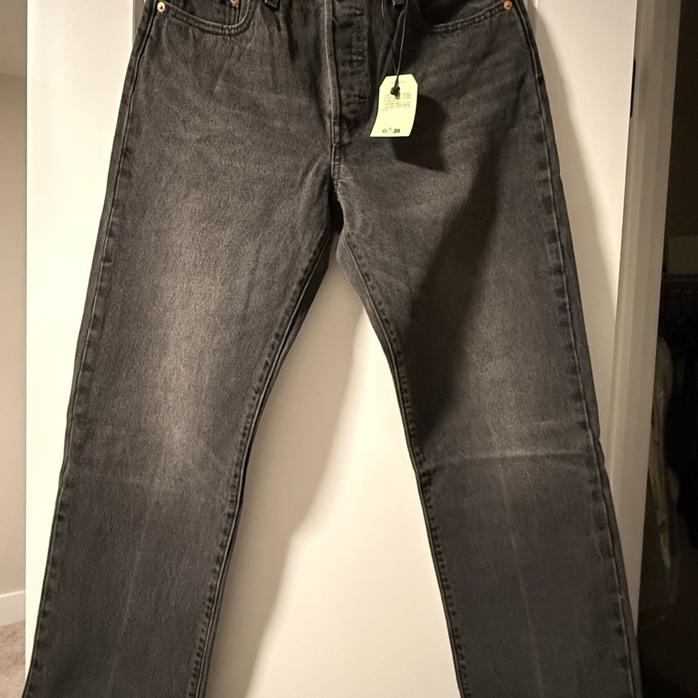 BWT: Levi’s Grey Washed Straight-Leg Jeans